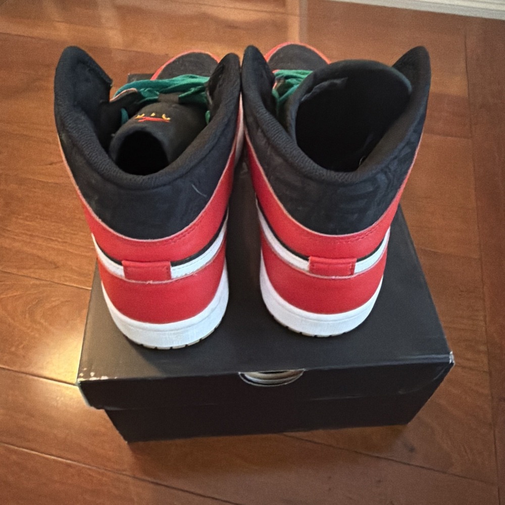 Air Jordan Mid SE, Christmas Edition, Extra Laces Included - Picture 4 of 9